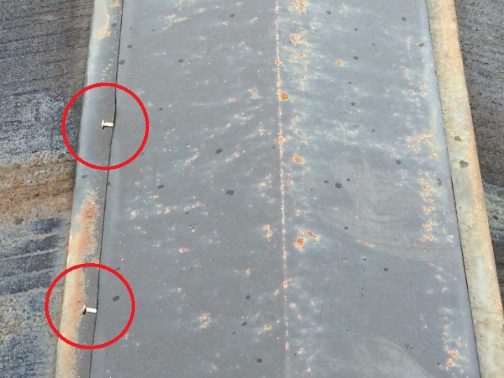 棟板金に釘抜けが発生