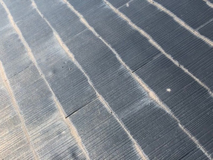 近接で見たクラックと汚れ