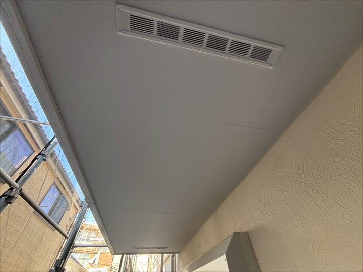 落ち着いたグレーの軒天でモダンな空間に