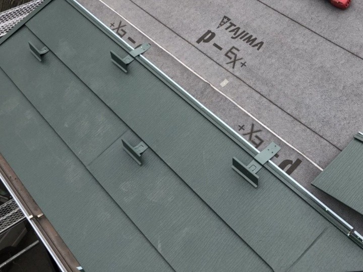 雪止め金具の配置と平場の施工