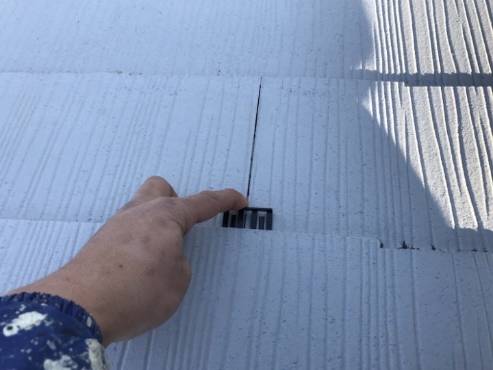 下塗り後にタスペーサーの設置