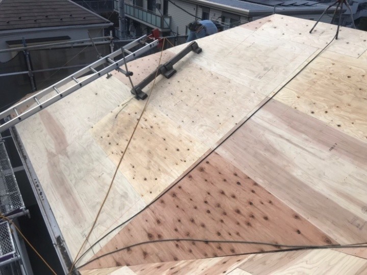 新しい野地板の重ね張り