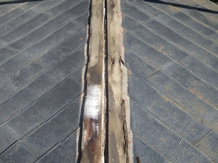 劣化した木製貫板の撤去