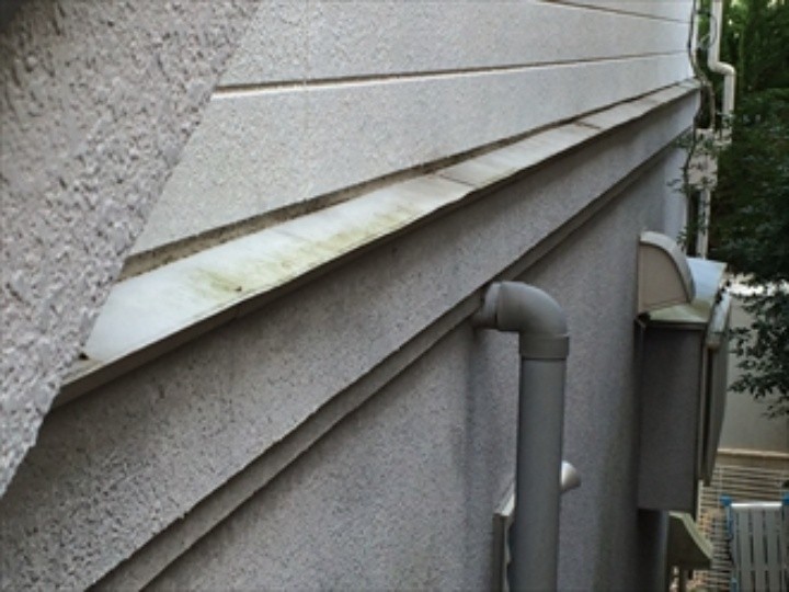 建物全体に黒ずみが見られ汚れが目立つ印象