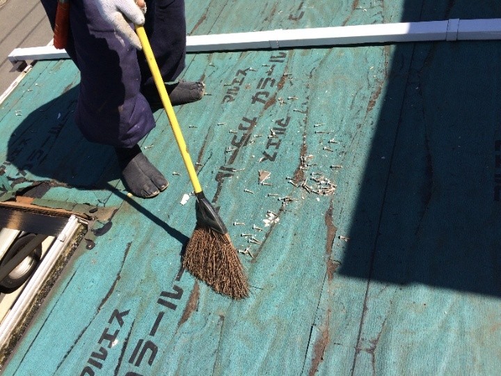 既存屋根材の撤去と清掃