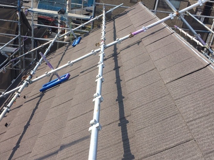 屋根材「エコグラーニ」を敷設