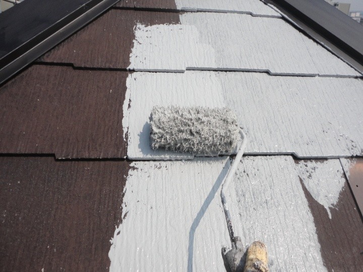 屋根塗装工事（下塗り）