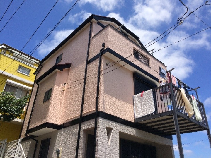 サーモアイ４Ｆを用いた屋根塗装工事とファインシリコンフレッシュを用いた外壁塗装工事後の外観