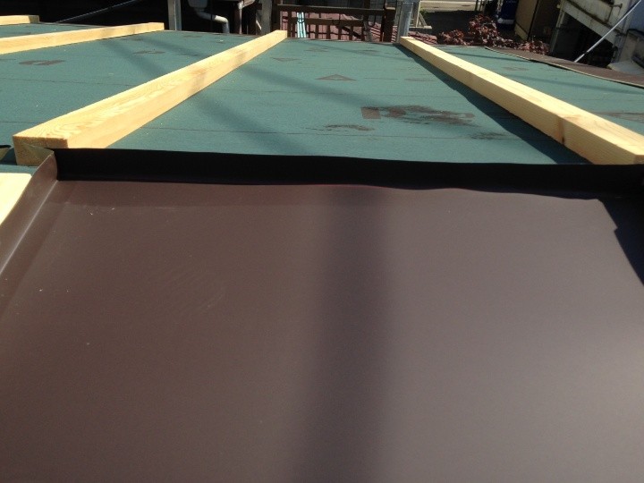 心木と心木の間に板金を取り付け