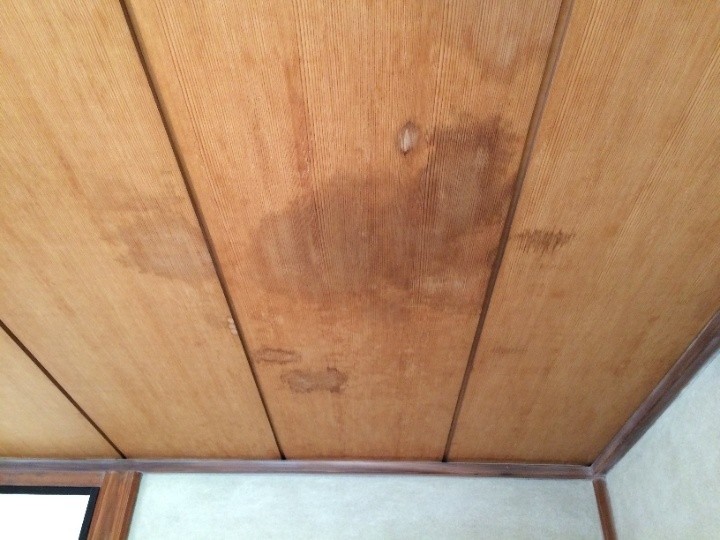 別方向から見た天井の染み