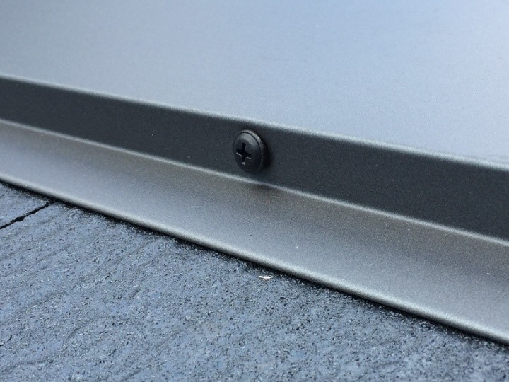 棟板金の取り付けとビス固定