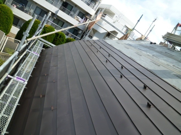 屋根材「スーパーヒランビーきわみ」を敷設