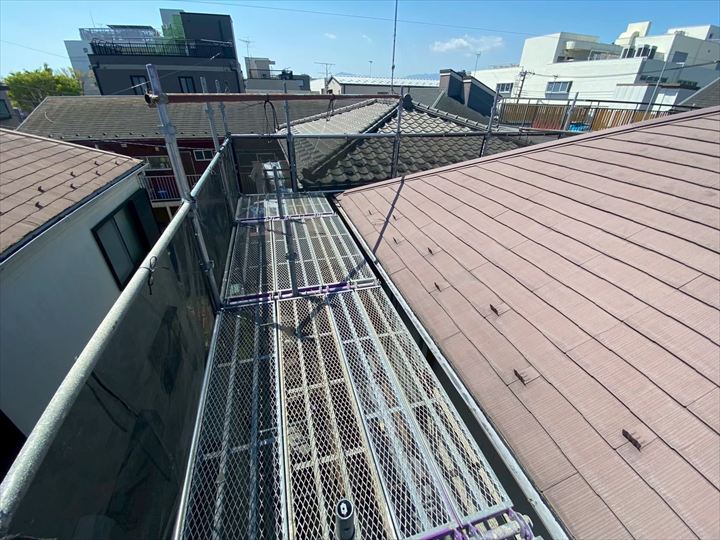 屋根工事用の作業スペースを確保します