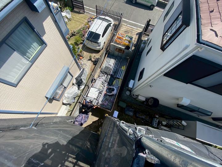 トラックの駐車と資材搬入