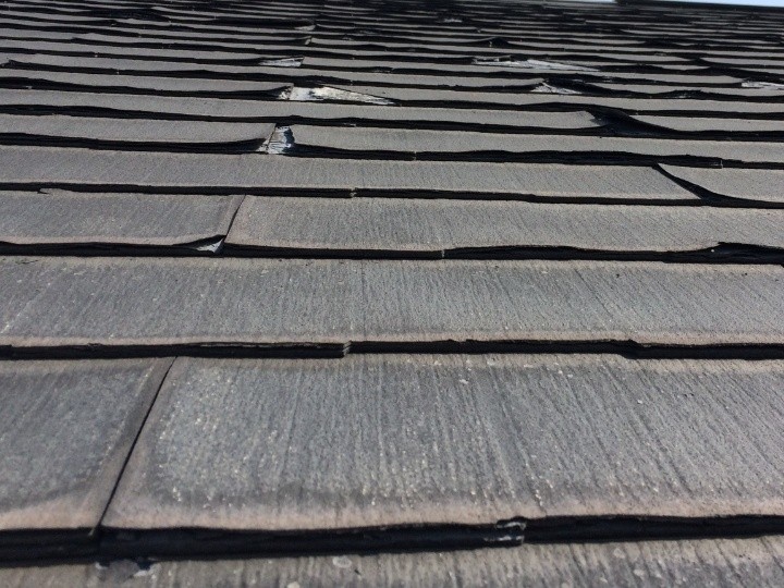 クラックと剥離が複合的に進行