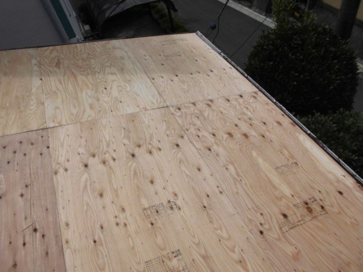 新しい野地板の重ね張り