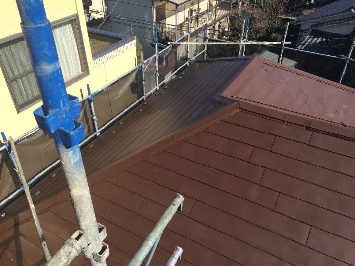 断熱材付き金属屋根材でカバー工事が完工した住宅の外観