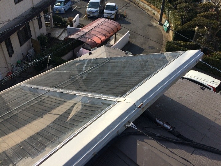 大きな太陽熱温水器の存在