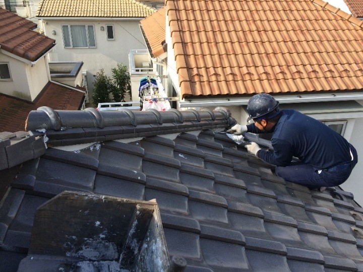 鶴首鏝を使った漆喰の詰め直し