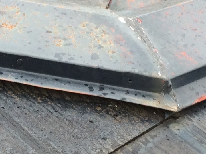 棟板金が浮いた状態