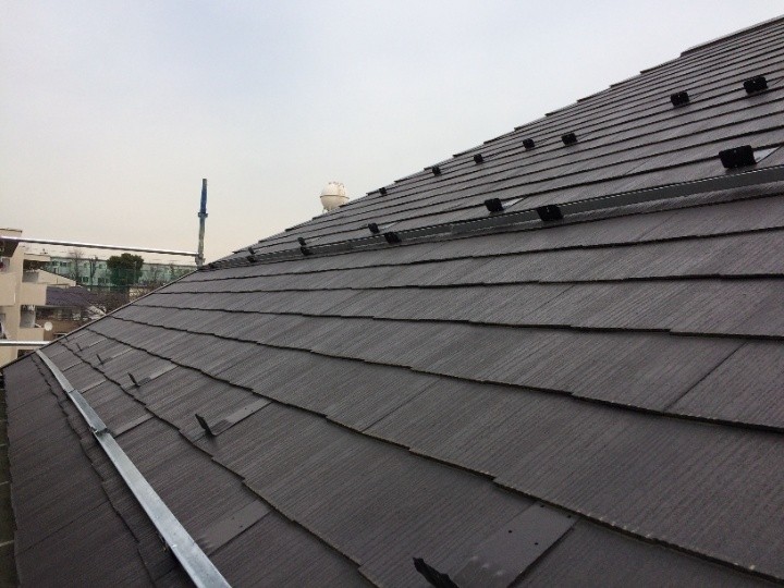 化粧スレート屋根に雪止め増設工事が竣工した外観