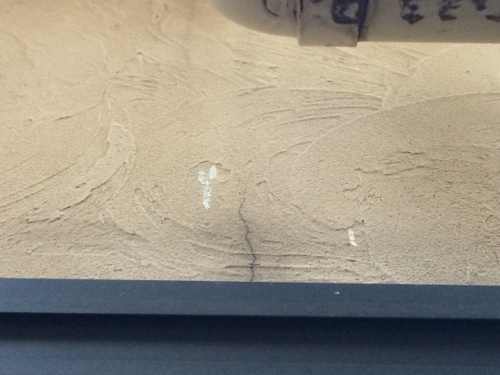 外壁にひび割れ