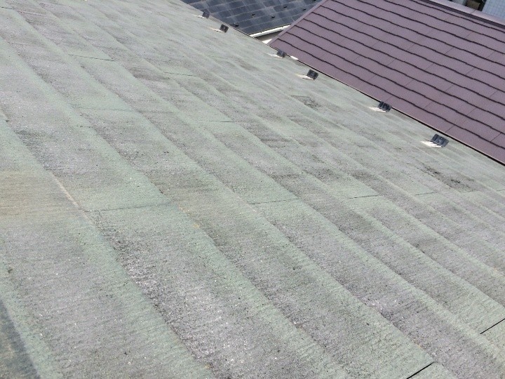 化粧スレートは表面に劣化が見られて長期間維持していくには塗装による保護が必要な状態