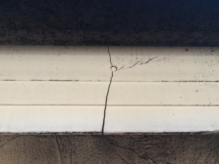 鼻隠し板は塗装による保護が必要な状態