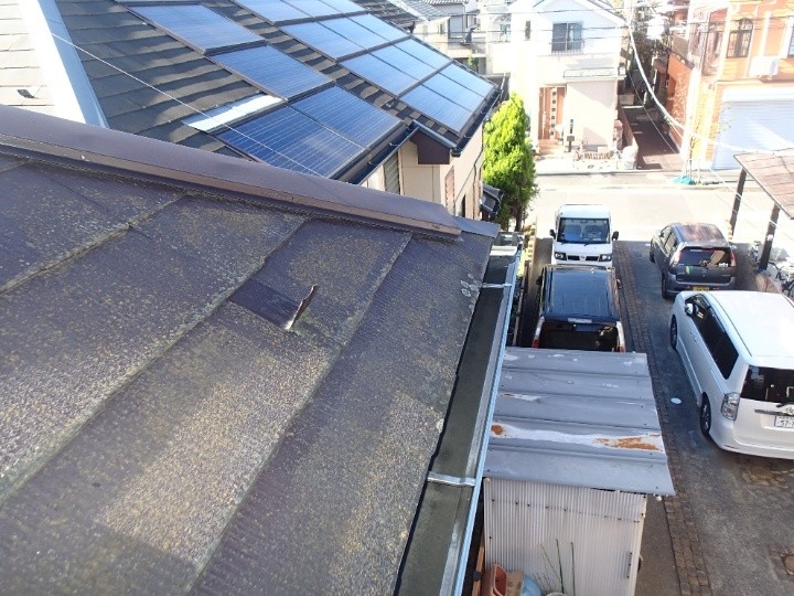 ソーラーパネルが設置された屋根