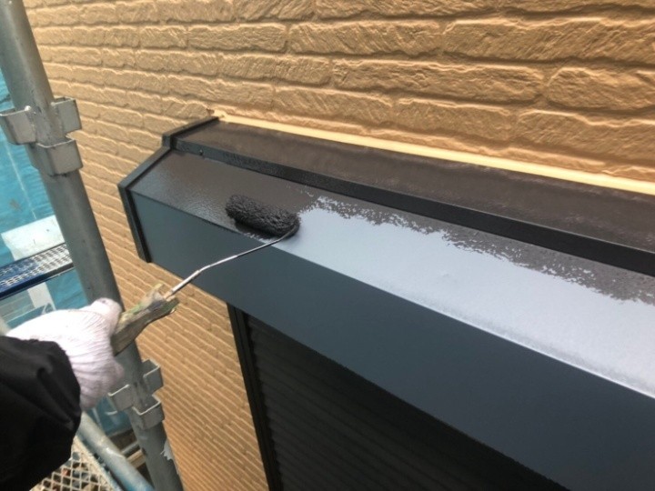 付帯部の塗装工事する施工風景