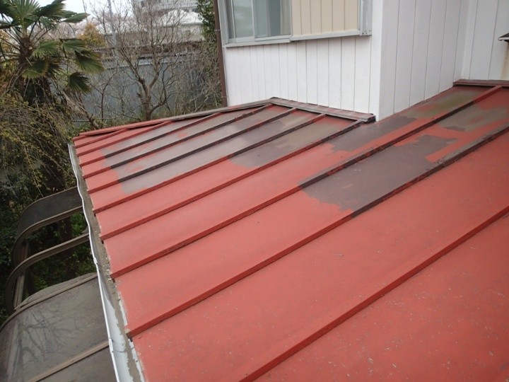 表面の劣化が目立つ瓦棒葺き屋根