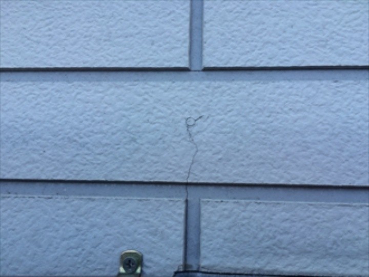 クラックが発生したサイディング外壁