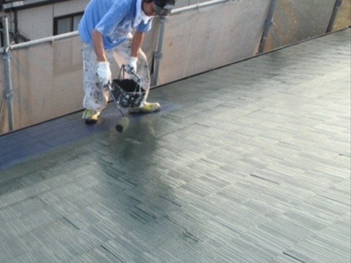 屋根の「上塗り」作業