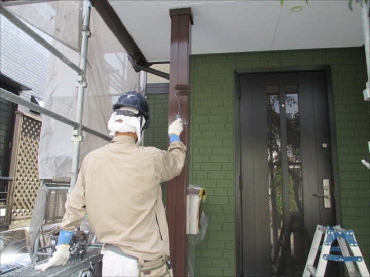 玄関周りの細部を塗装