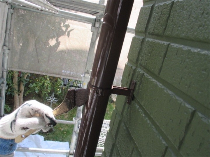 雨樋を塗装する作業風景