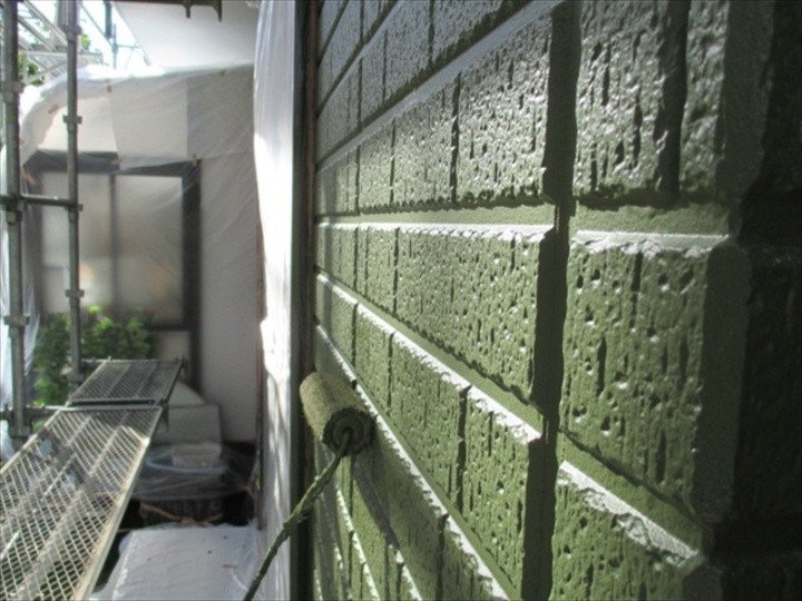 外壁の「中塗り」作業