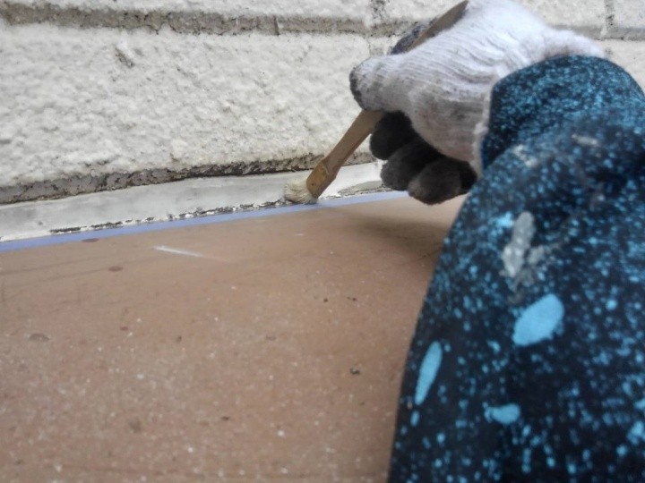 プライマーと呼ばれる専用の下地材を溝へ塗布する作業