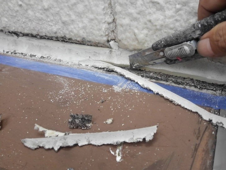 既存のシーリング材をすべて撤去