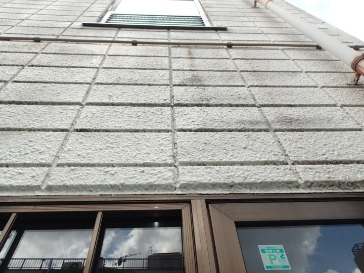 表面の塗膜が劣化している影響から外壁に汚れが目立ち始めている外壁