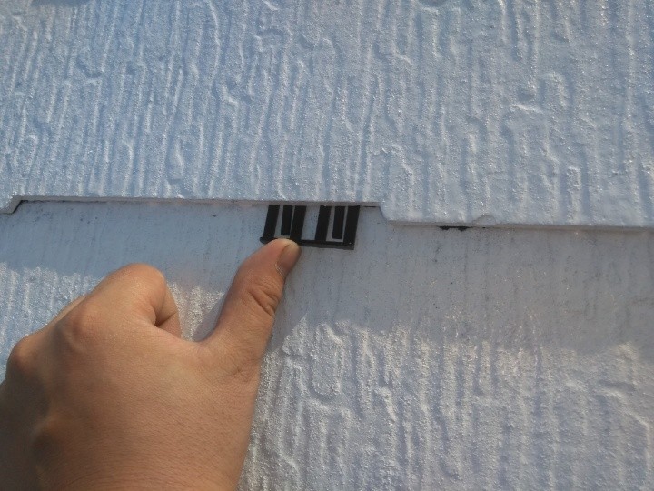 屋根の下塗り後にタスペーサーを設置