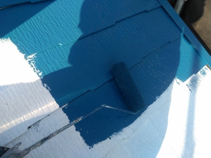 屋根にスーパーセランマイルドIR（IR-39）を使用した中塗り作業