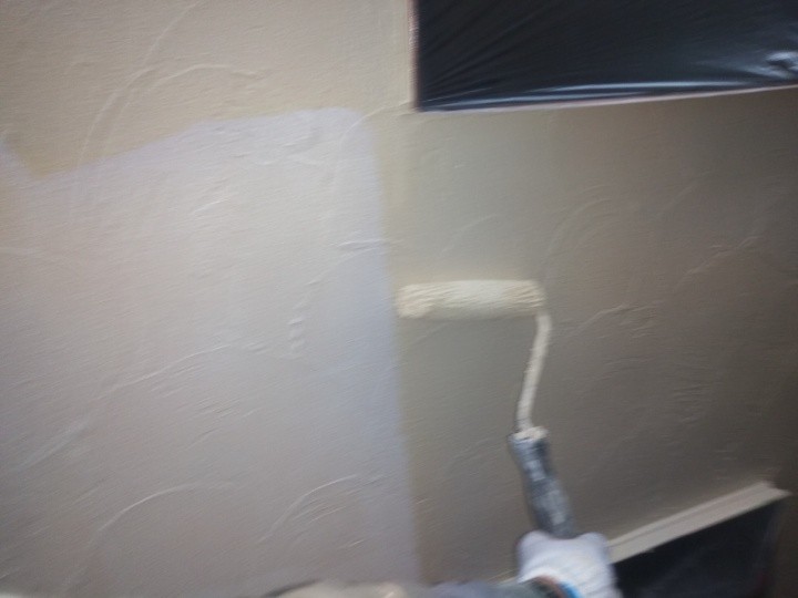 外壁の「下塗り」作業する風景