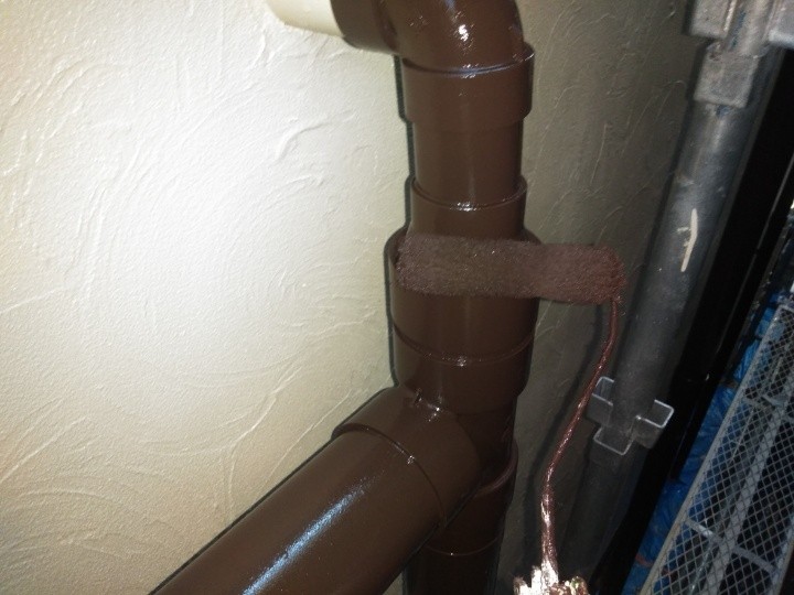 雨樋の付帯部の塗装風景