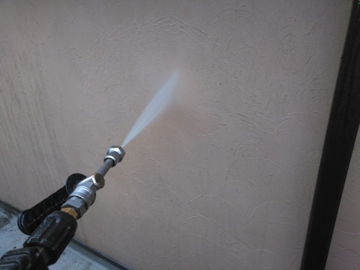 外壁の洗浄作業（高圧洗浄）