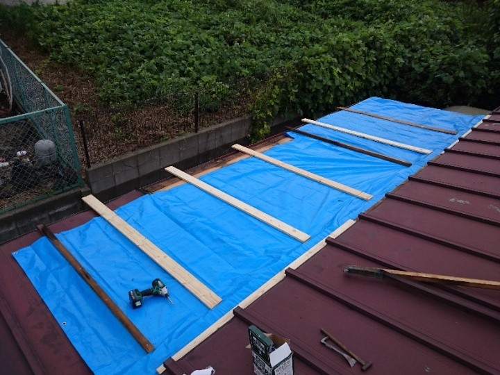 破損個所に応急処置（ブルーシートで養生）