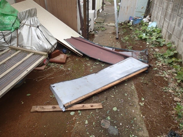 破損した屋根の一部