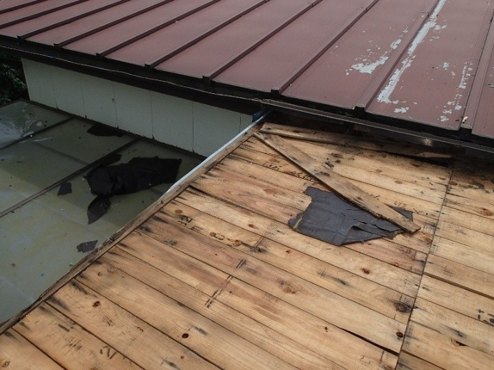 野地板と防水紙が飛ばされている状況