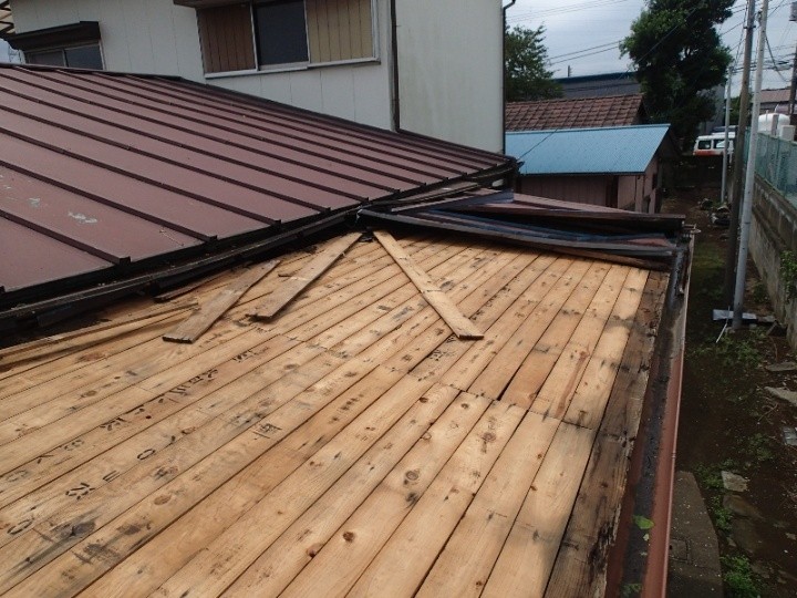 軒先の野地板に腐食が発生