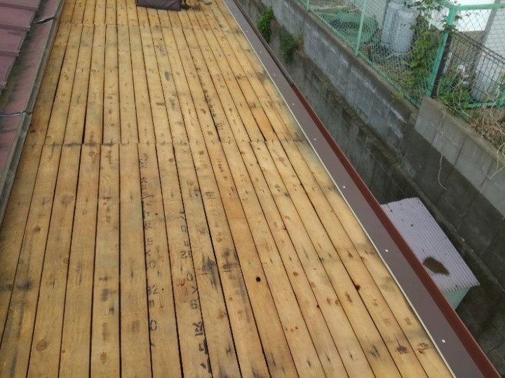 飛散した野地板を補修工事する施工風景