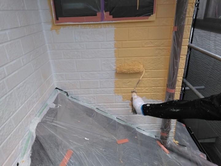 外壁の「中塗り」作業